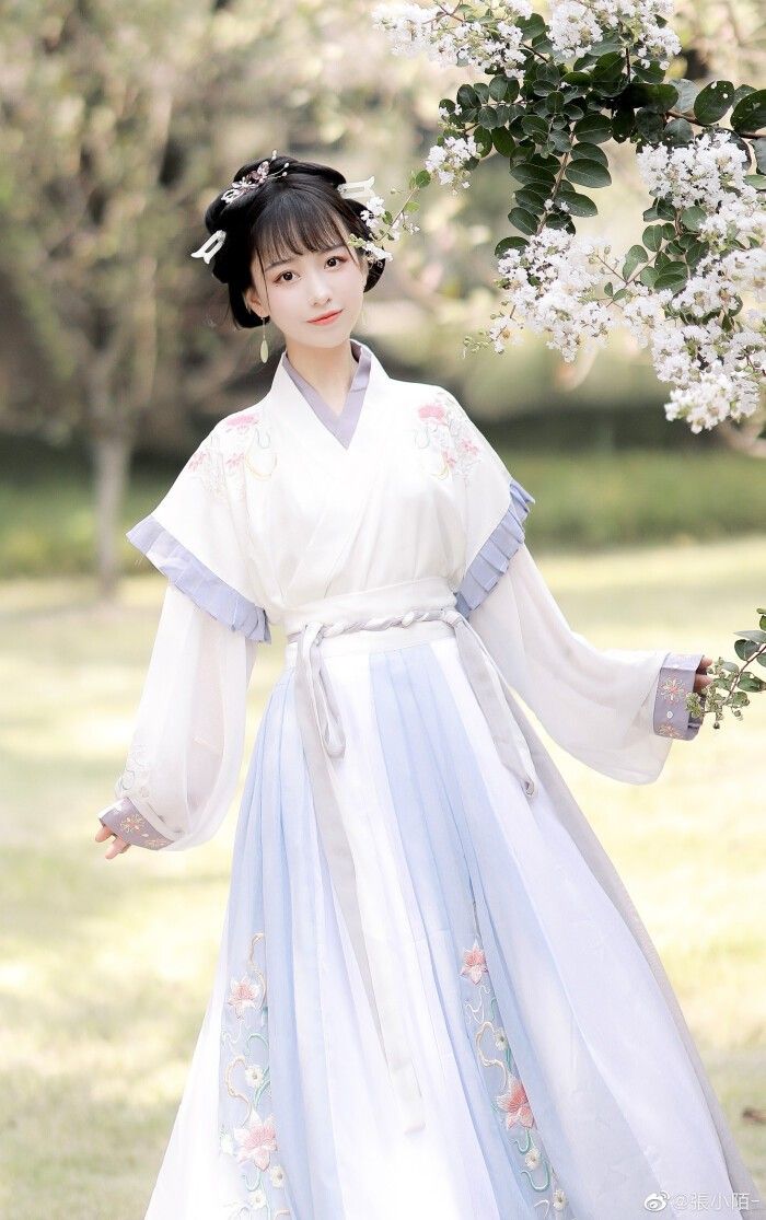 Summer in Traditional Chinese Style:A Girls Tangzhuang and Hanfu Fashion Summer in Traditional Chinese Style:A Girls Tangzhuang and Hanfu Fashion