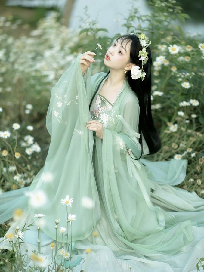 Embracing the Splendid Beauty of Burnt-Flower Applique Cheongsam Embracing the Splendid Beauty of Burnt-Flower Applique Cheongsam