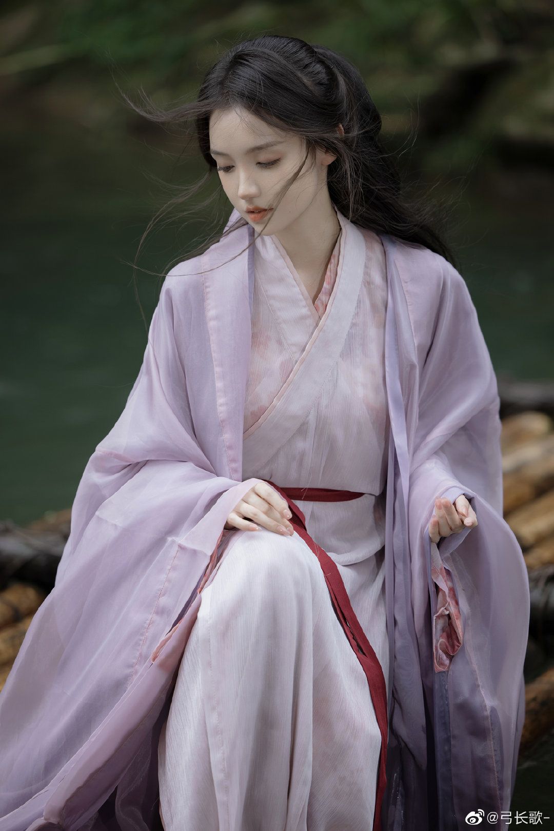 The Splendor of Hanfu and Tangzhuang:A Journey into Chinese Traditional Fashion