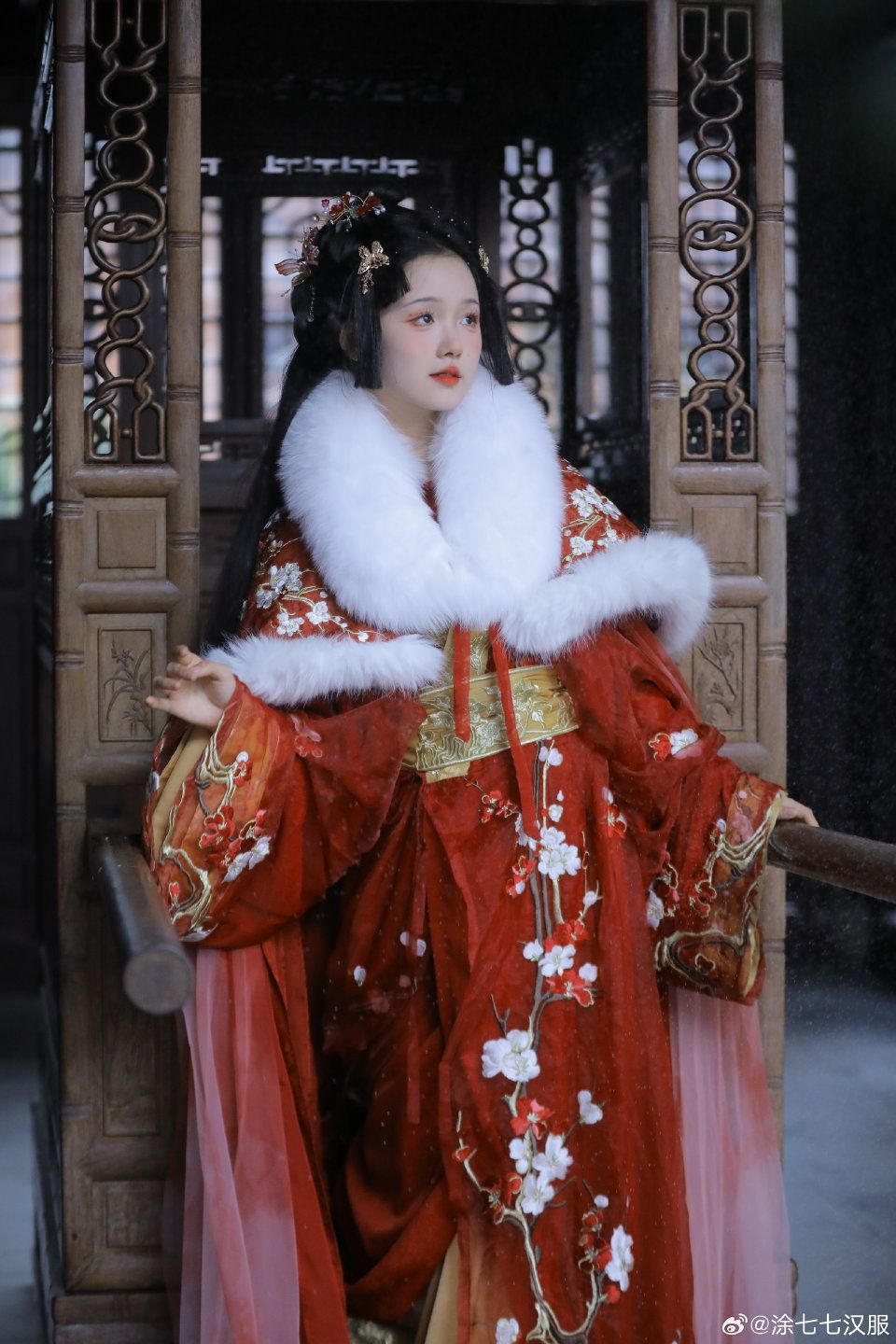The Charm of Short-Style Cheongsam Women