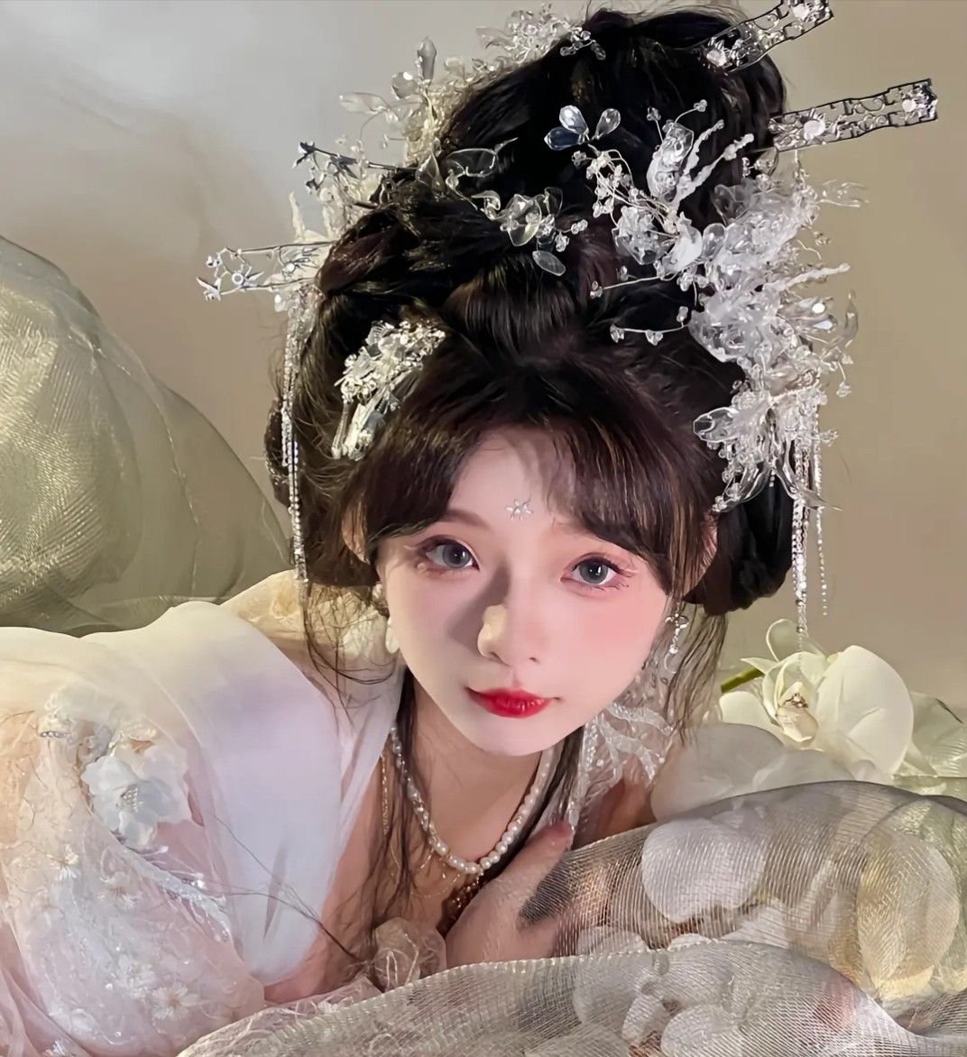 Golden Silk Qipao for the Joyful Mother-in-Law:A Traditional Elegance Golden Silk Qipao for the Joyful Mother-in-Law:A Traditional Elegance