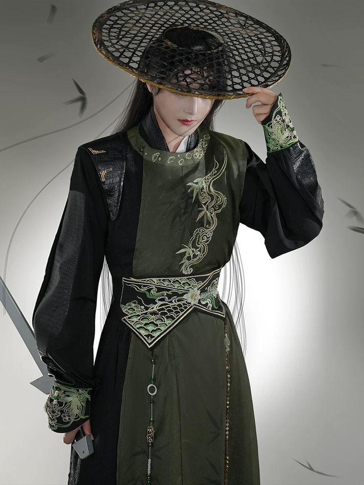 Portable Lanterns and Traditional Hanfu Costumes:A Blend of Ancient Elegance and Modern Convenience
