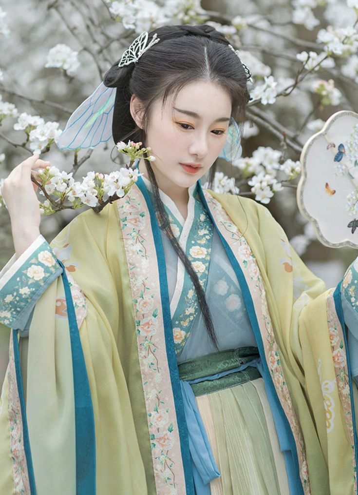 The Charms of Cheongsams Pearl-Fringed Placket and Tassel Decorations The Charms of Cheongsams Pearl-Fringed Placket and Tassel Decorations