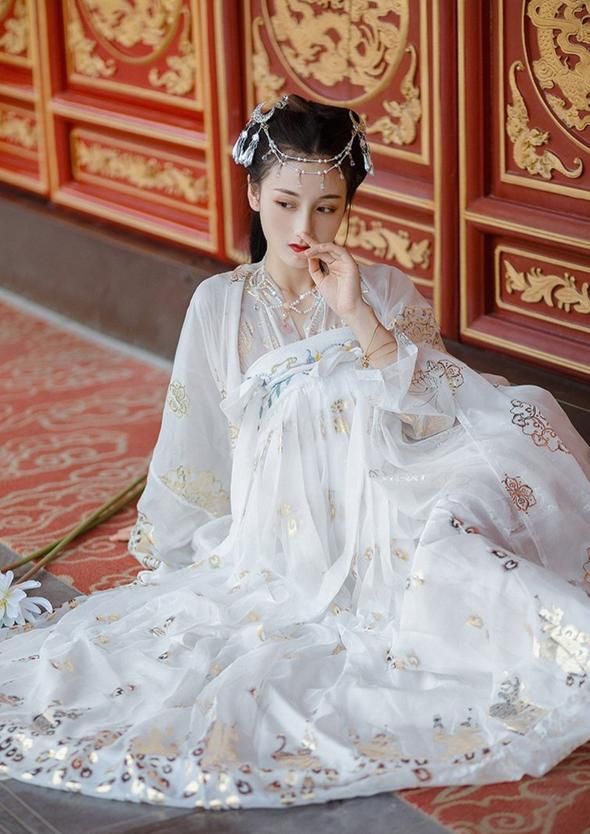 Cheongsam Success:Young Students Triumph at the Entrance Exam Cheongsam Success:Young Students Triumph at the Entrance Exam