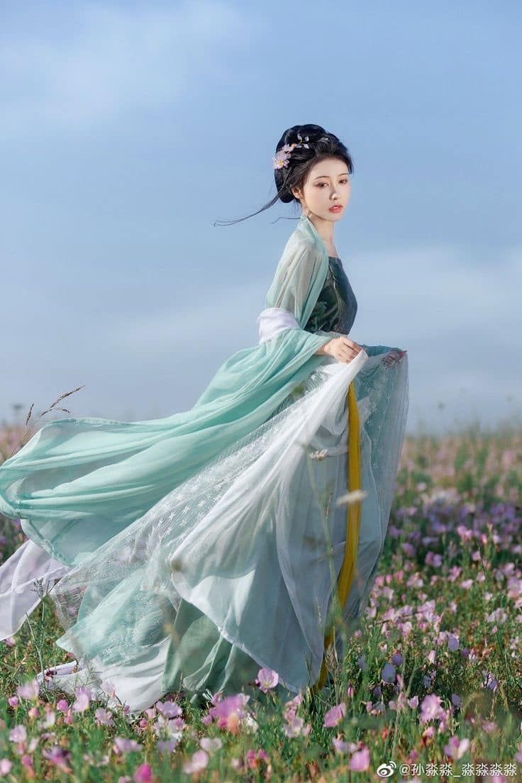 The Elegance of Fringed Cheongsam Skirts:A Closer Look at the Allure of Traditional Chinese Dress The Elegance of Fringed Cheongsam Skirts:A Closer Look at the Allure of Traditional Chinese Dress