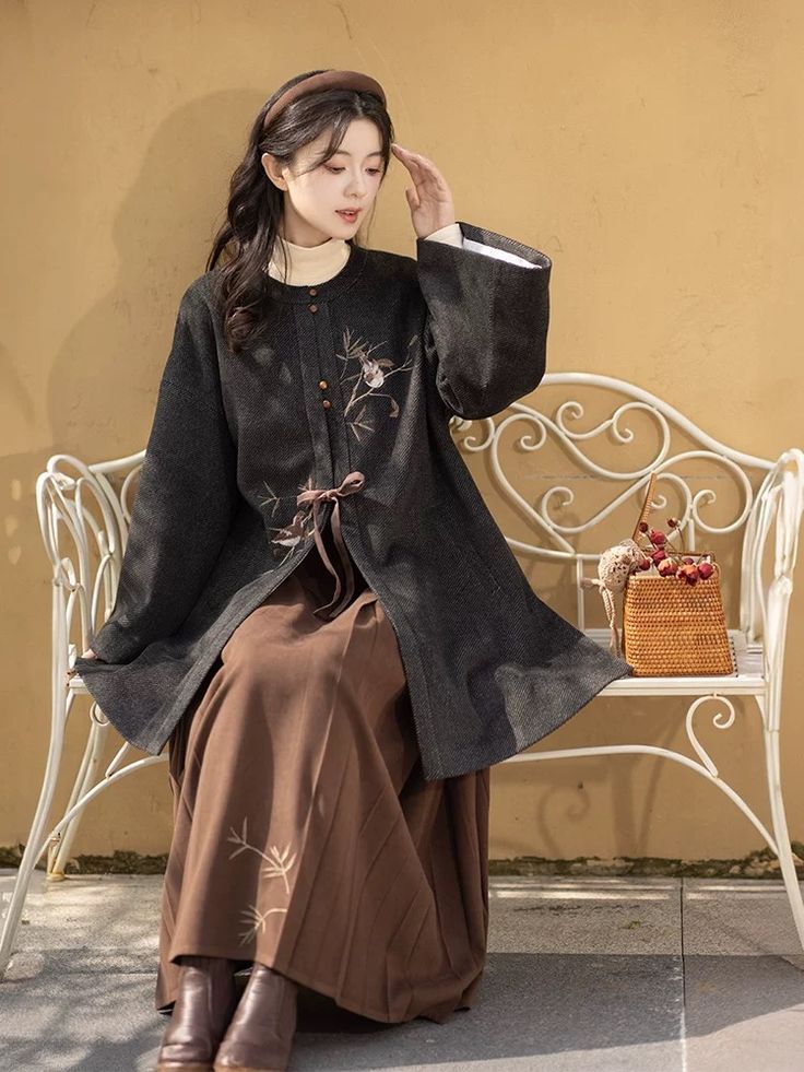 Encountering the Divine Deer in a Yao Ethnic Hanfu with a Bowknot of Butterflies Encountering the Divine Deer in a Yao Ethnic Hanfu with a Bowknot of Butterflies