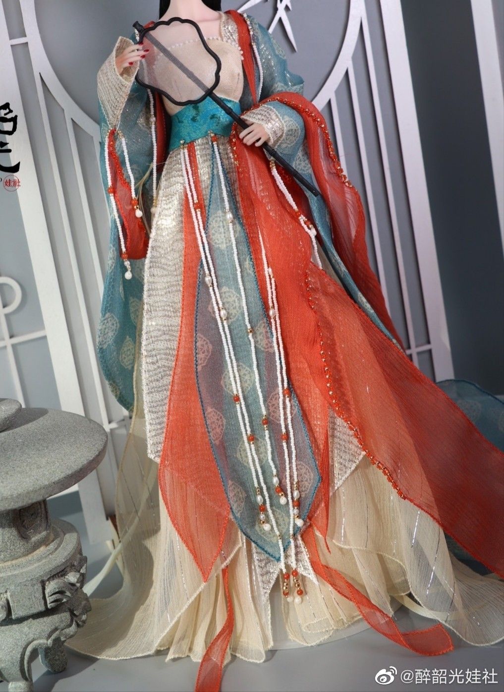Ancient Charm of Hanfu with Fake Hairpieces:A Journey into Traditional Chinese Beauty