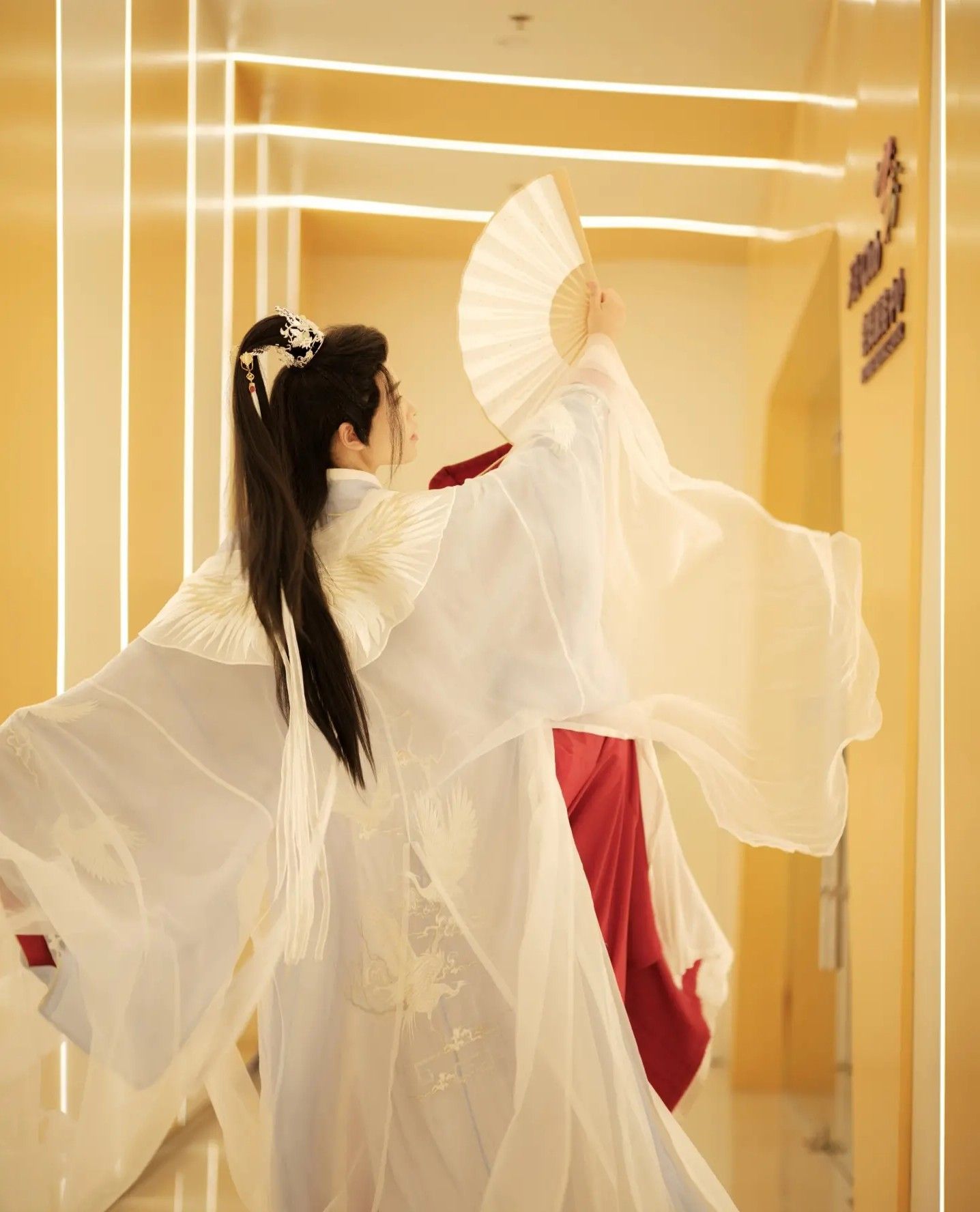 Golden Silk Elegance:The Allure of Tang-Style Chinese Womens Wear