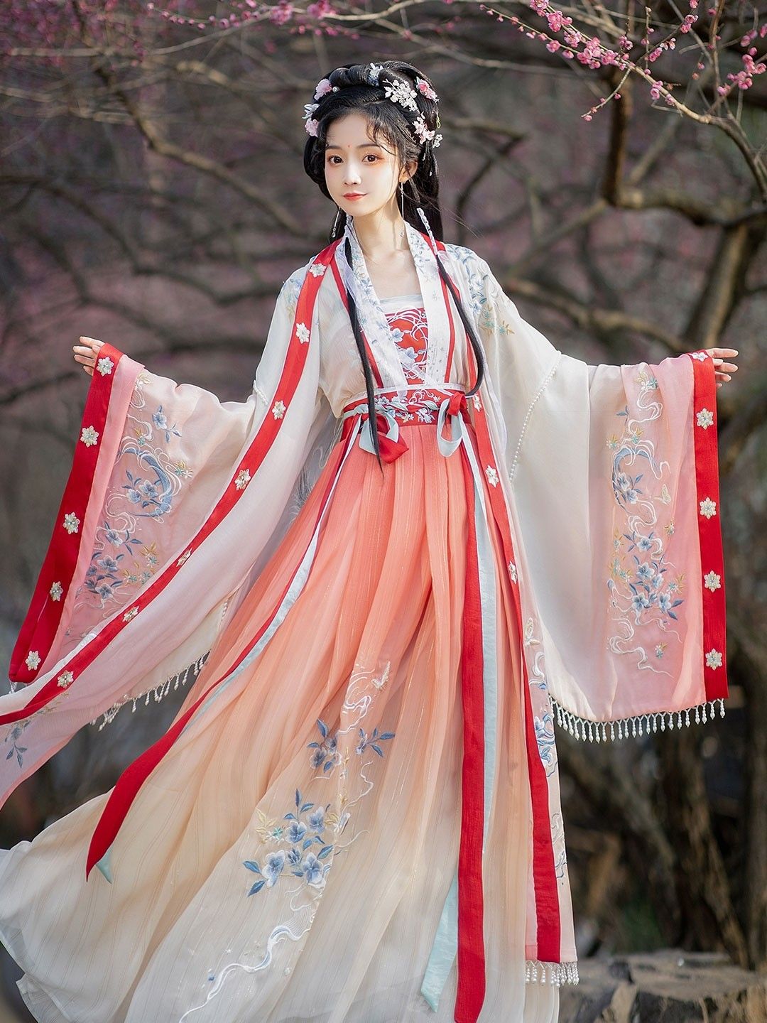 The Cultural Tapestry of Cheongsam and Fan:A Blend of Traditional Elegance The Cultural Tapestry of Cheongsam and Fan:A Blend of Traditional Elegance