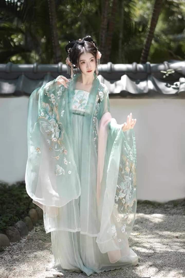 Satin Cheongsam:Embodying Elegance and Luxury