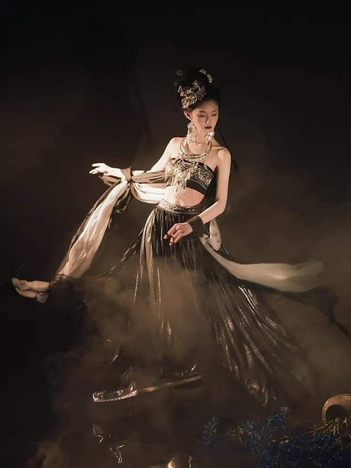 The Enchantment of Qipao:Embracing the 40-Year-Old Womans Charm in the Traditional Chinese Dress