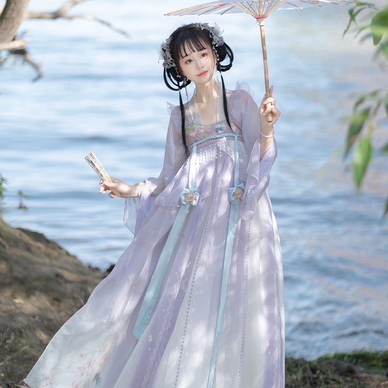 The Fusion of Traditional Hanfu and Modern Capricorn:A Unique Journey into Cultural Elegance