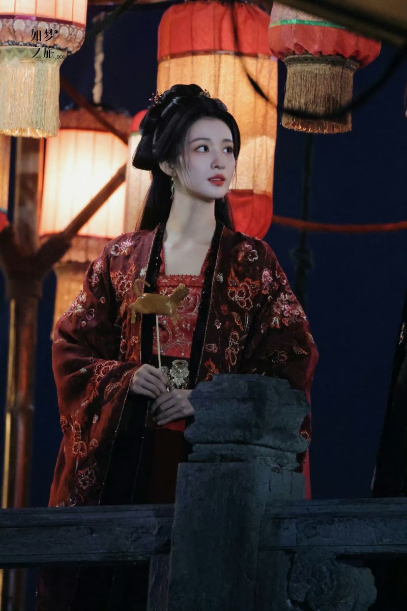 Enchanting Encounter:Yao Mei Meets the Divine Deer in Traditional Chinese Costume as Da Qiao