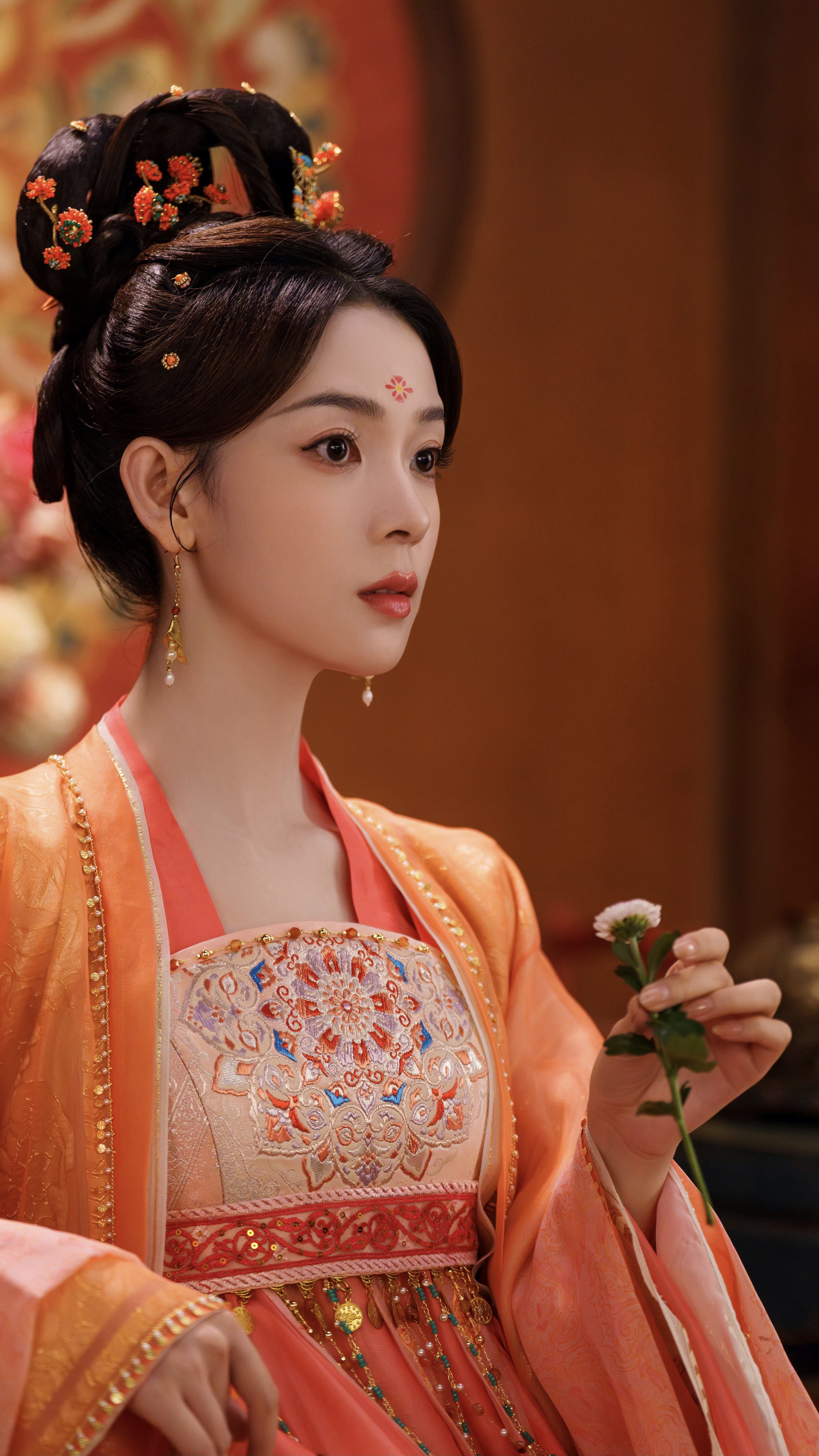 The Daily Routine of Red Gaokao Exam Delivery Flag-Wearing Cheongsam The Daily Routine of Red Gaokao Exam Delivery Flag-Wearing Cheongsam