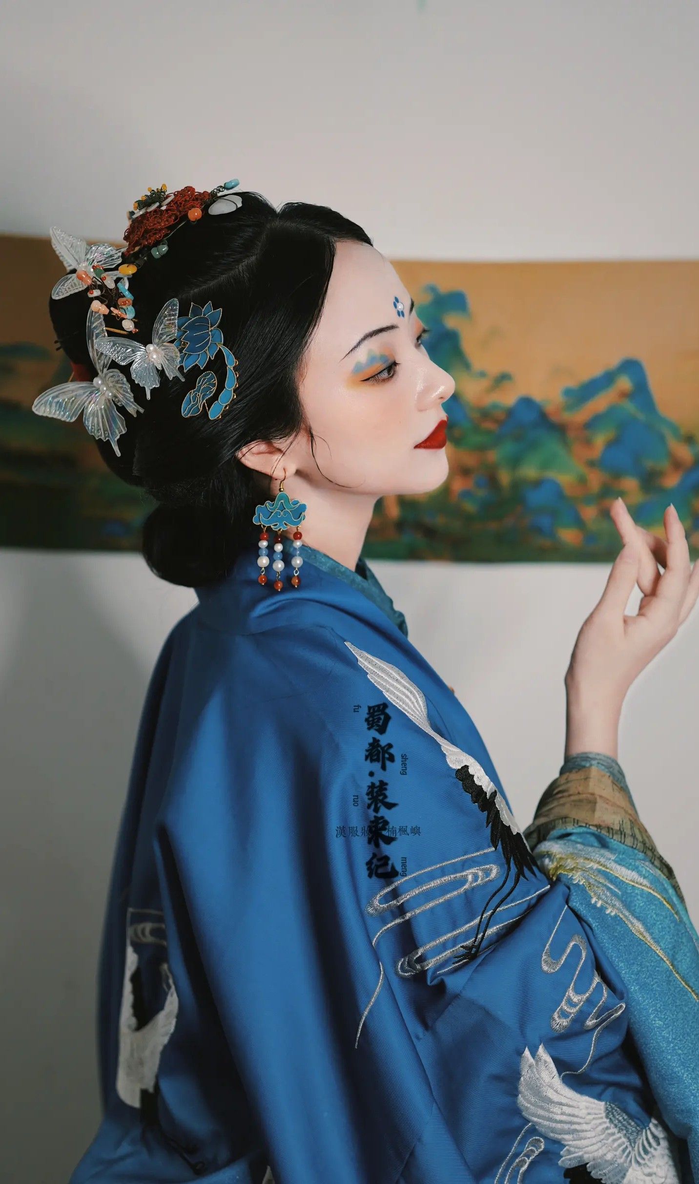Lace Cheongsam and Seductive Booty-Hugging Skirt:Embodying Elegance and Glamour