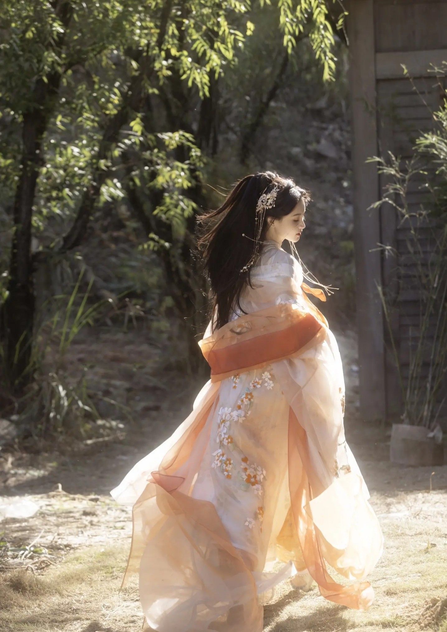 Encounter with a Divine Deer:Traditional Chinese Clothing and the Legend of Cai Wenji with the汉服 Encounter with a Divine Deer:Traditional Chinese Clothing and the Legend of Cai Wenji with the汉服