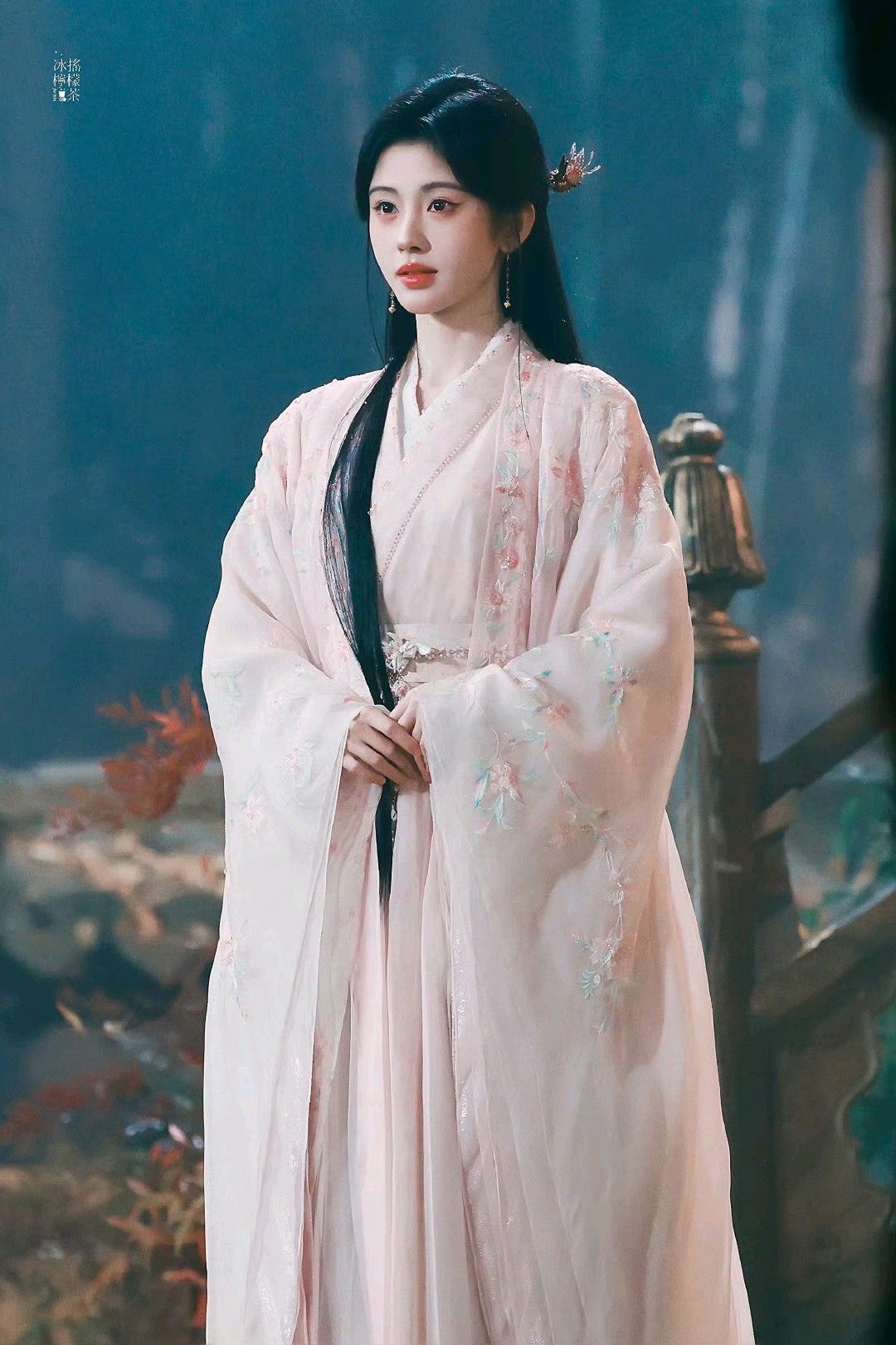 The Enchantment of Shanghai Nights:Cheongsam Headdresses and Their Cultural Significance