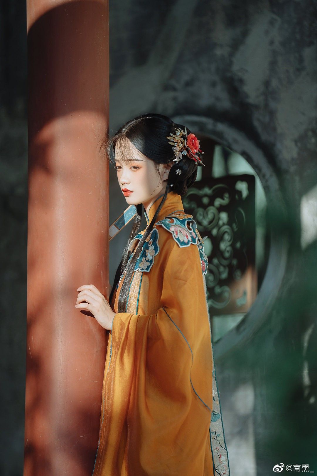 The Allure of Cold and Elegant Hanfu Costumes with Fake Hair in Modern Times