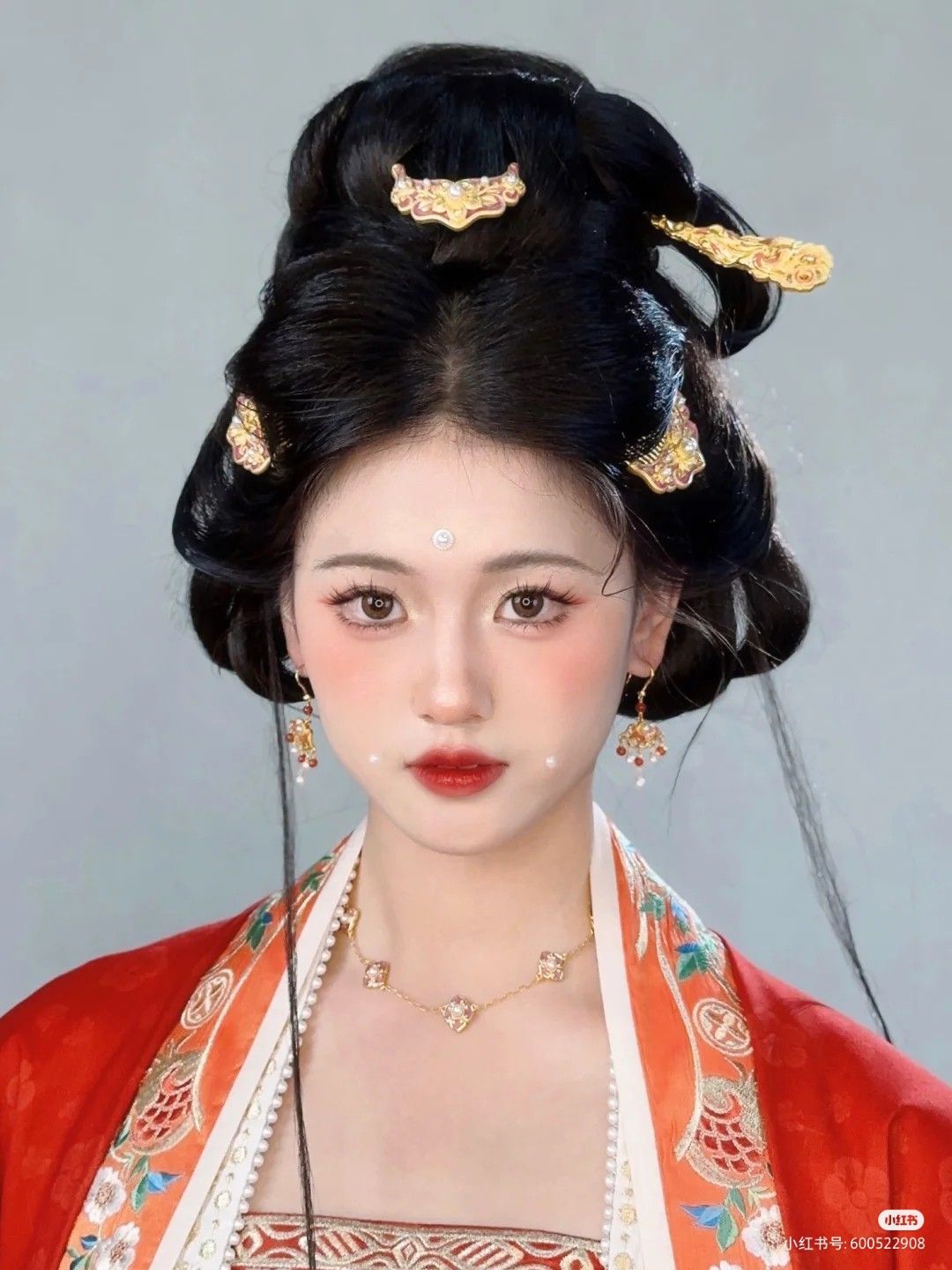 Elegant Mini-Size Women in Cheongsam Fashion:The Charm of Silk and Modern Youth Style Elegant Mini-Size Women in Cheongsam Fashion:The Charm of Silk and Modern Youth Style