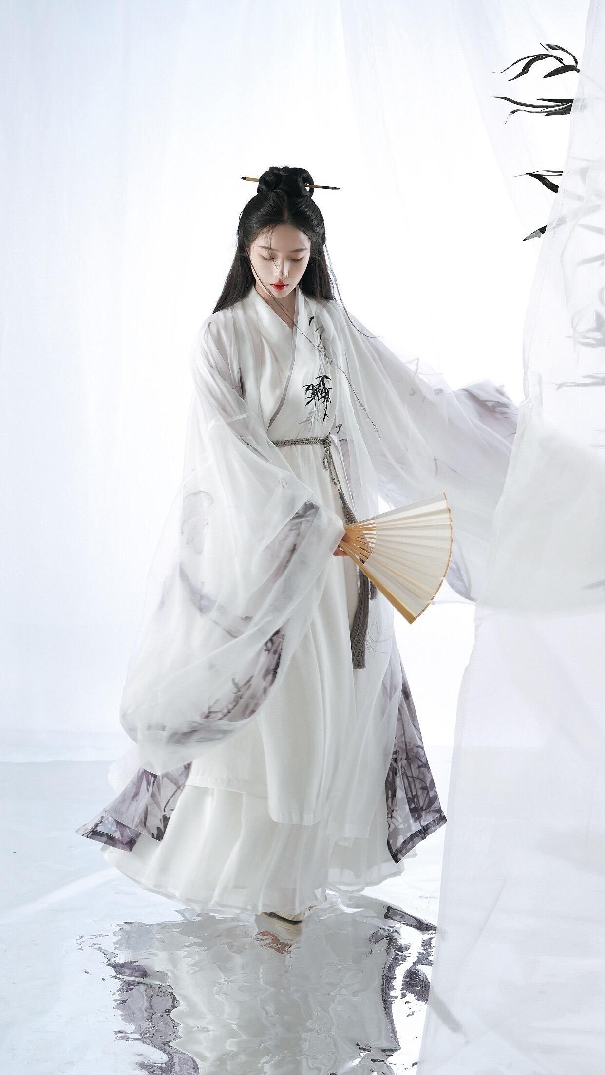 Embracing the Beauty of 200-Pound Cheongsam and 230-Pound Elegance Embracing the Beauty of 200-Pound Cheongsam and 230-Pound Elegance