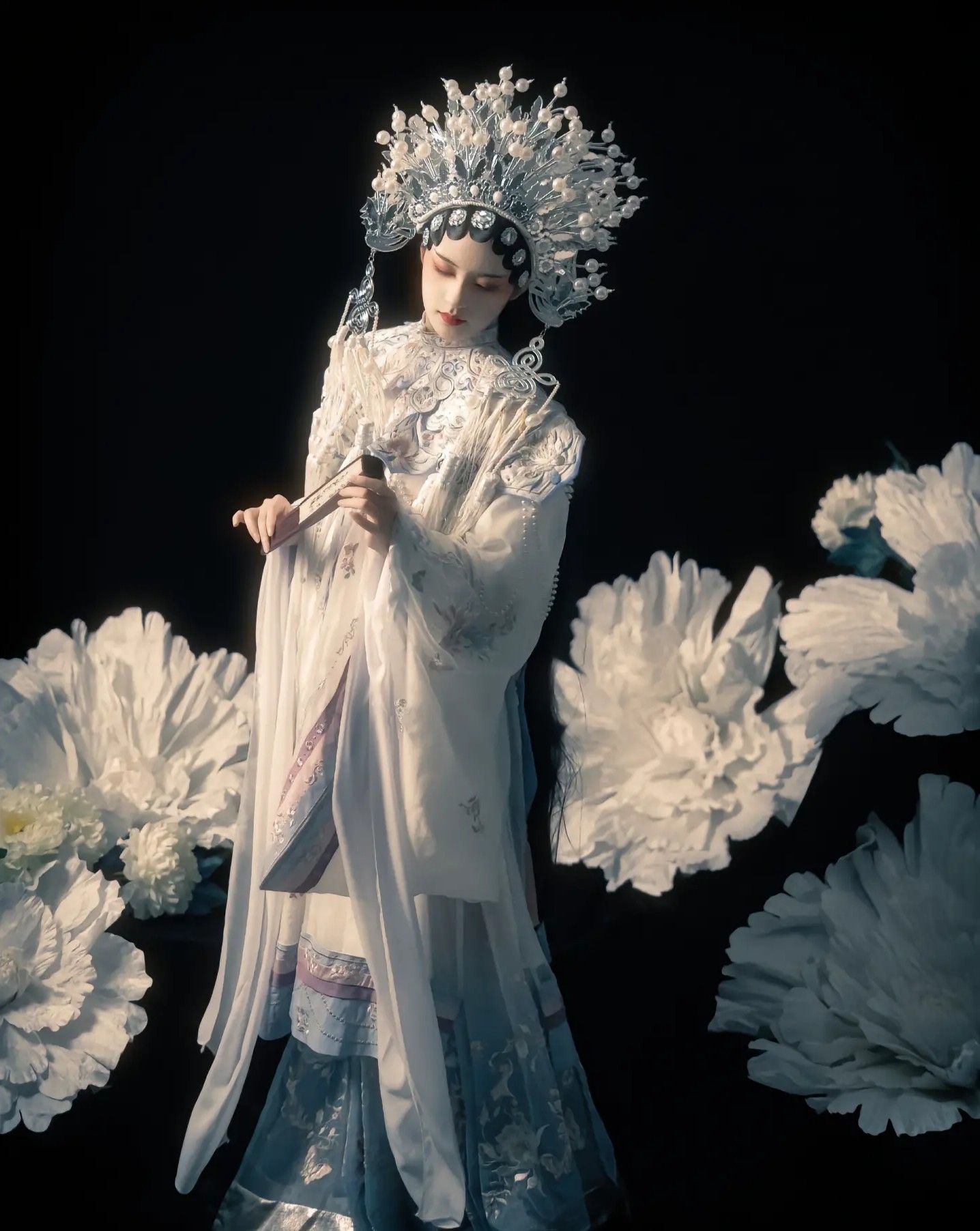 The Wide Sleeves of Qipao:A Glimpse into the Cultural Symbolism of Late Qing Dynasty The Wide Sleeves of Qipao:A Glimpse into the Cultural Symbolism of Late Qing Dynasty