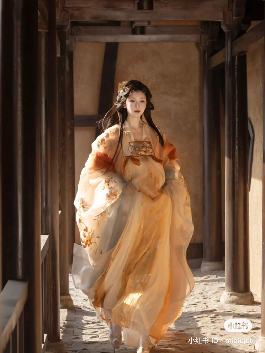 Chinese-Style Horseface Skirt and Blouse:A Blend of Tradition and Modernity