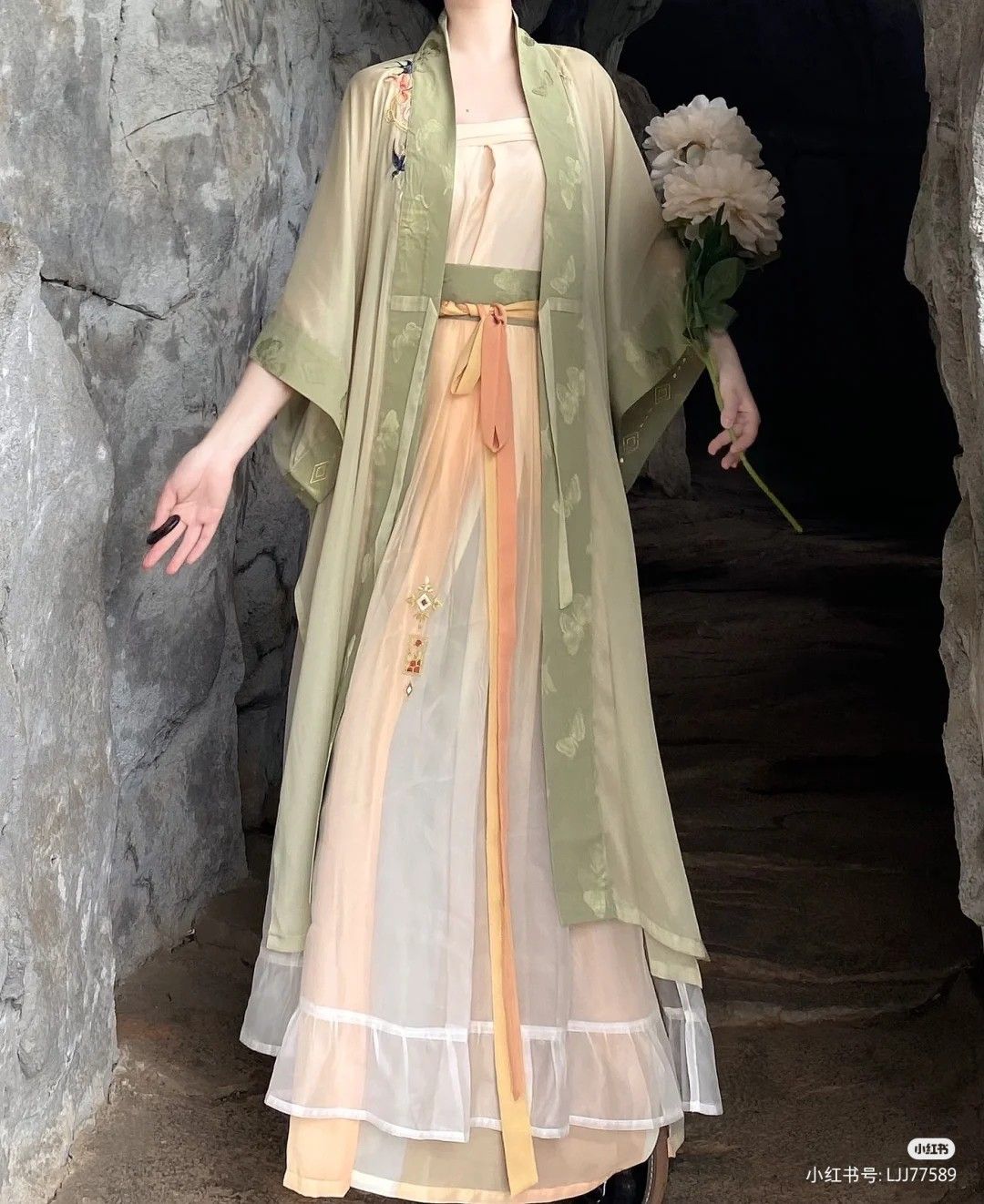 Daily Life in Chinese Style:The Revival of Traditional Hanfu Clothing Daily Life in Chinese Style:The Revival of Traditional Hanfu Clothing