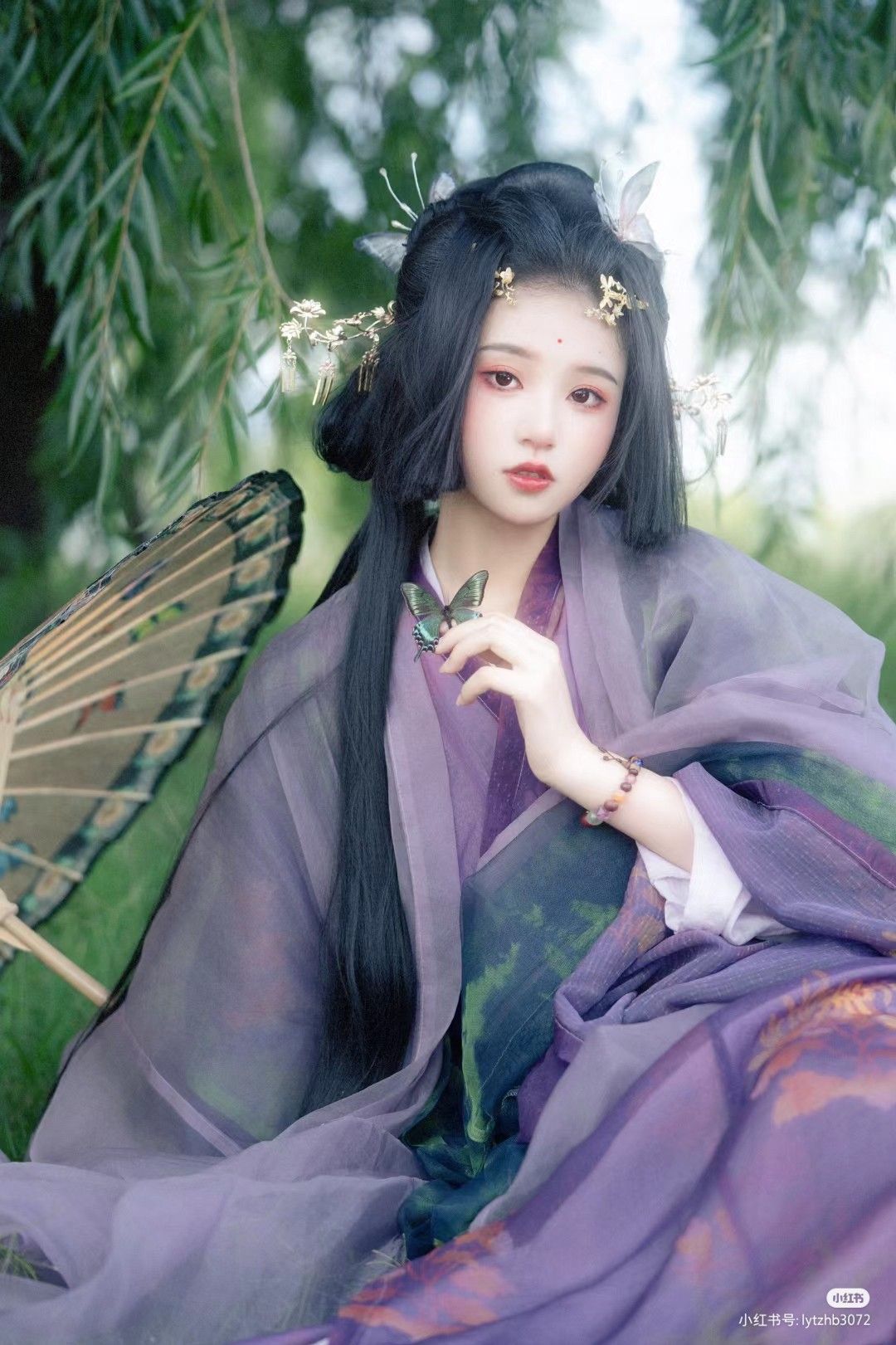 Embracing Elegance:The金丝绒无袖旗袍 Embracing Elegance:The金丝绒无袖旗袍