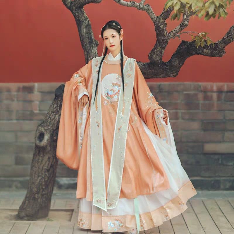 Elegant Toast:The Charm of Cheongsam with Sleeves for Weddings and Engagements Elegant Toast:The Charm of Cheongsam with Sleeves for Weddings and Engagements