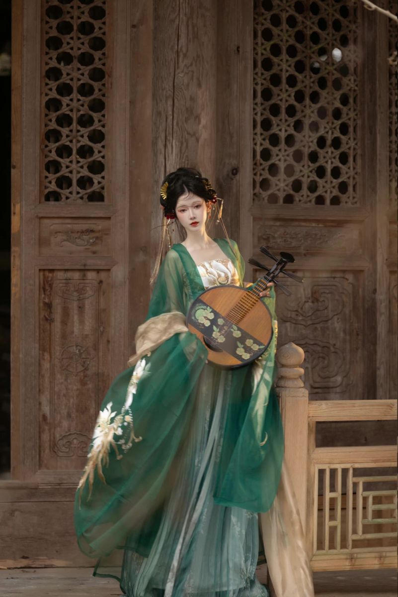 The Splendor of a Red Hair Ornament for a Girl in Hanfu Fashion The Splendor of a Red Hair Ornament for a Girl in Hanfu Fashion