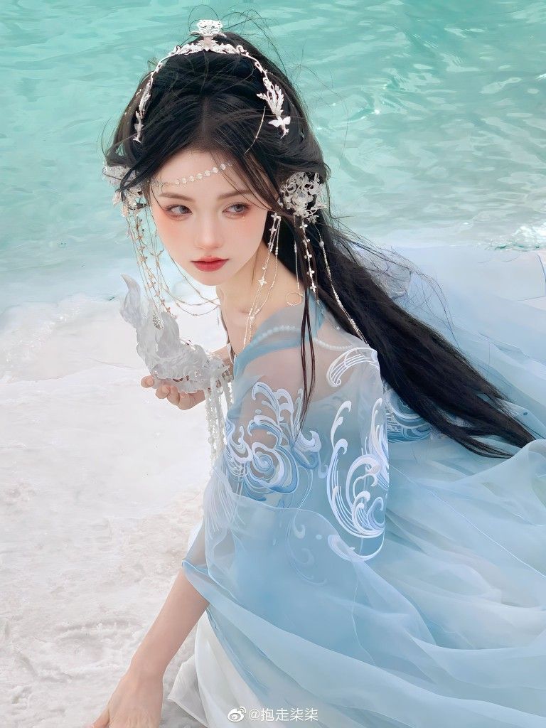 Reinventing the Sleeveless Cheongsam:The Modern Girls Fashion Statement