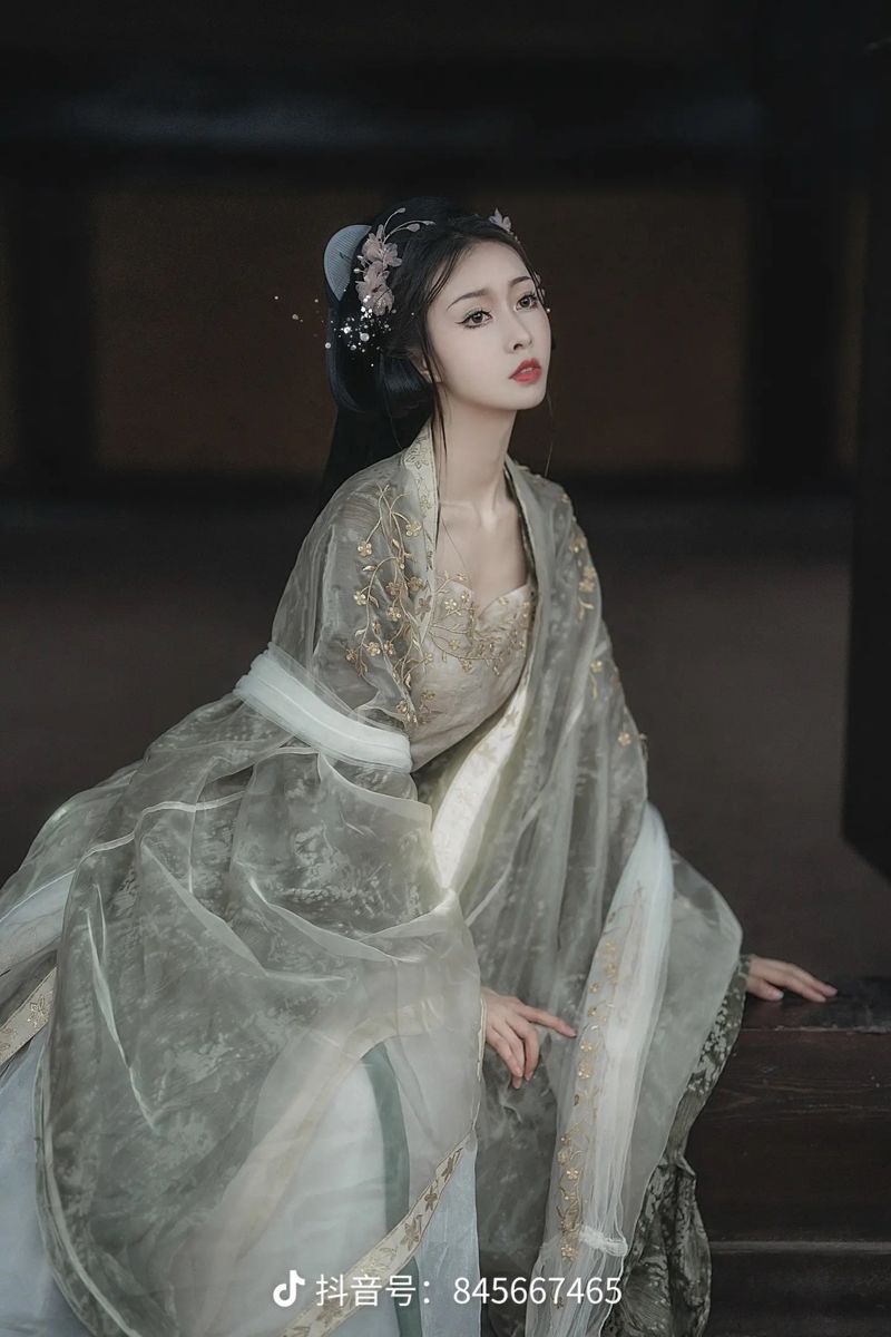 Dream Back to Han and Tang:The Story of Hanfu Clothing Shop Dream Back to Han and Tang:The Story of Hanfu Clothing Shop