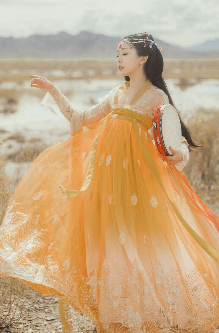 The Splendor of Qin and Han Clothing:A Journey Through Ancient Chinese Fashion