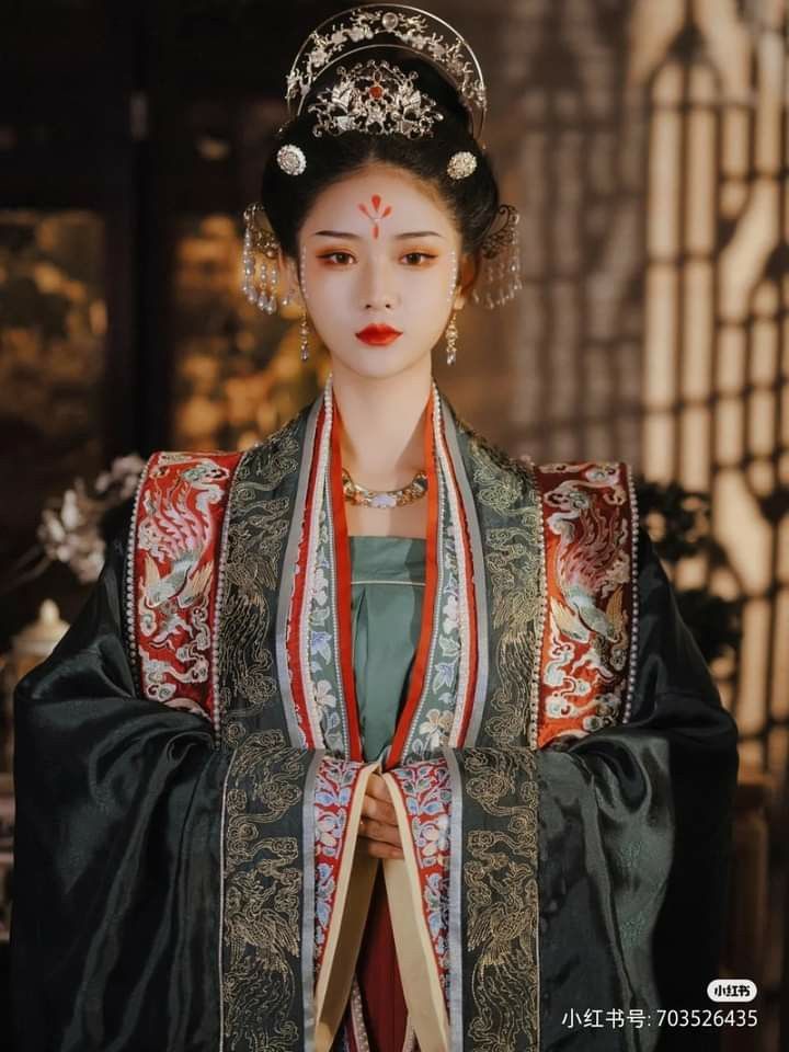 Ethereal Beauty in Traditional Chinese Fashion:The Enchanting Allure of Hanfu Fan-Wearing Women Ethereal Beauty in Traditional Chinese Fashion:The Enchanting Allure of Hanfu Fan-Wearing Women