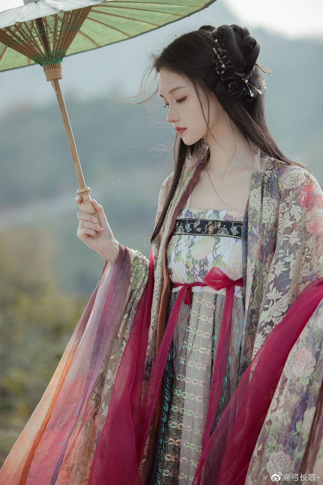 Petite Student Qipao:A Fashionable Journey Through Traditional Attire