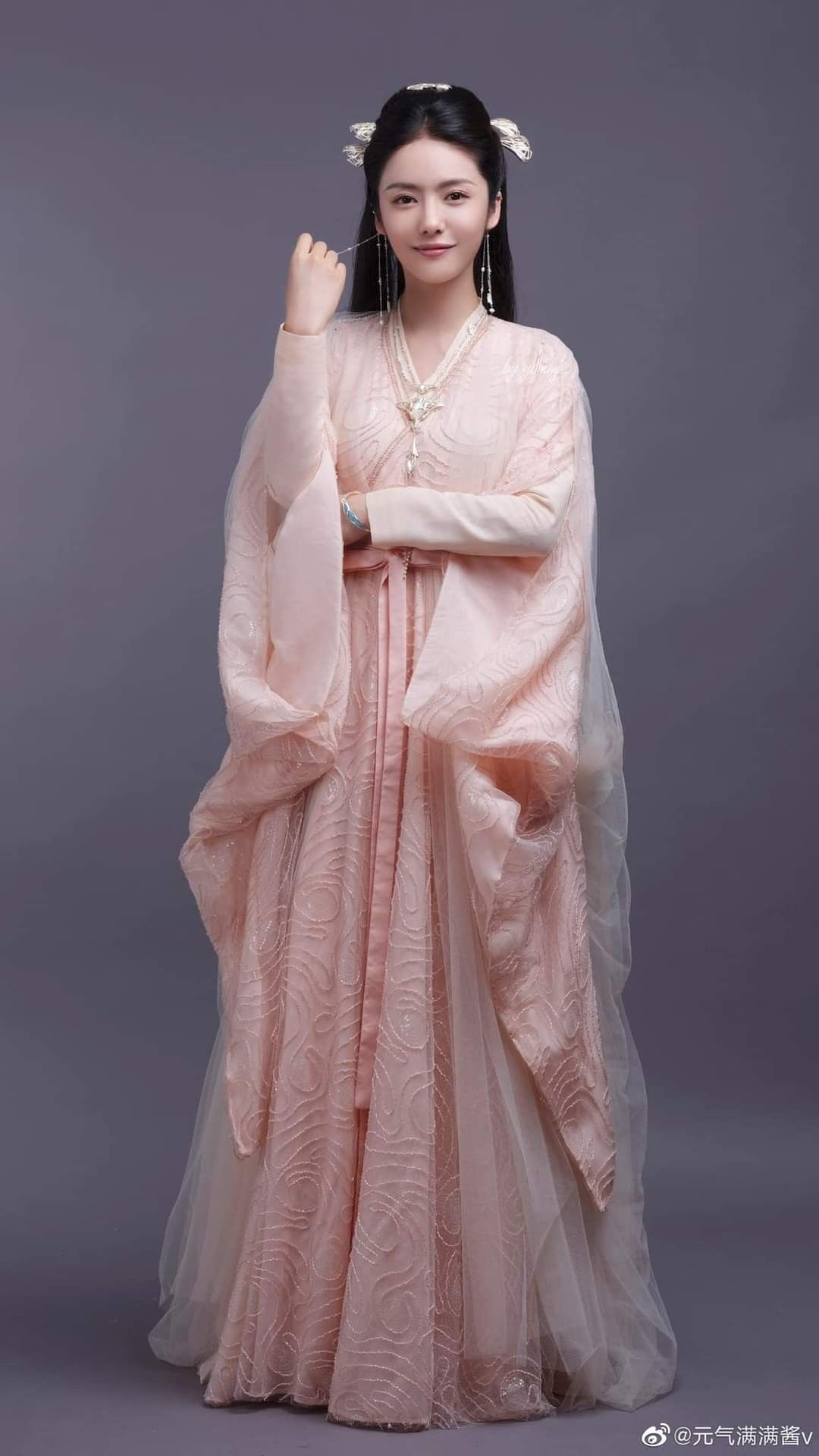 Embracing the Past:The Revival of Hanfu for Girl Children Embracing the Past:The Revival of Hanfu for Girl Children