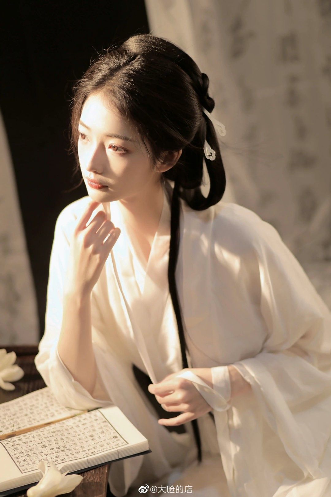 The Enchantment of a White Cheongsam for an Engagement Ceremony The Enchantment of a White Cheongsam for an Engagement Ceremony
