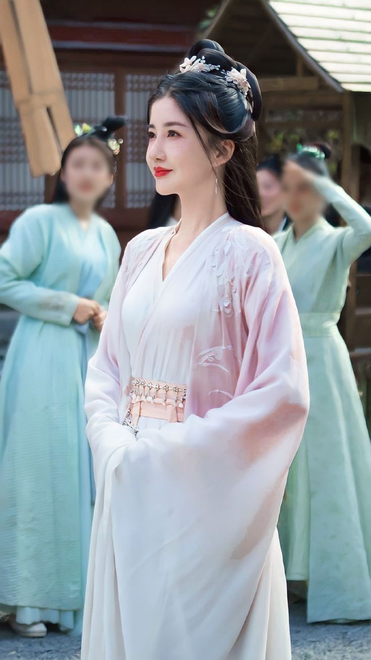 The Splendor of the Youchun Horseface Skirt:A Closer Look at Traditional Chinese Clothing