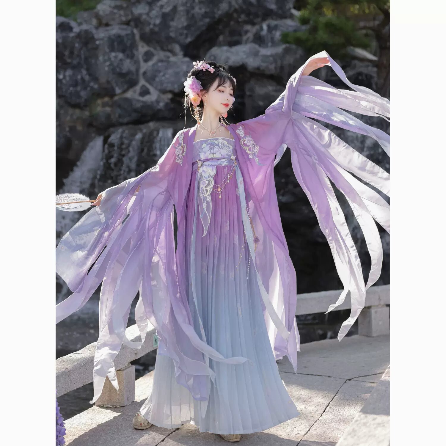 Hanfu Fashion:Exploring the Allure of Ancient Costume in Television Series