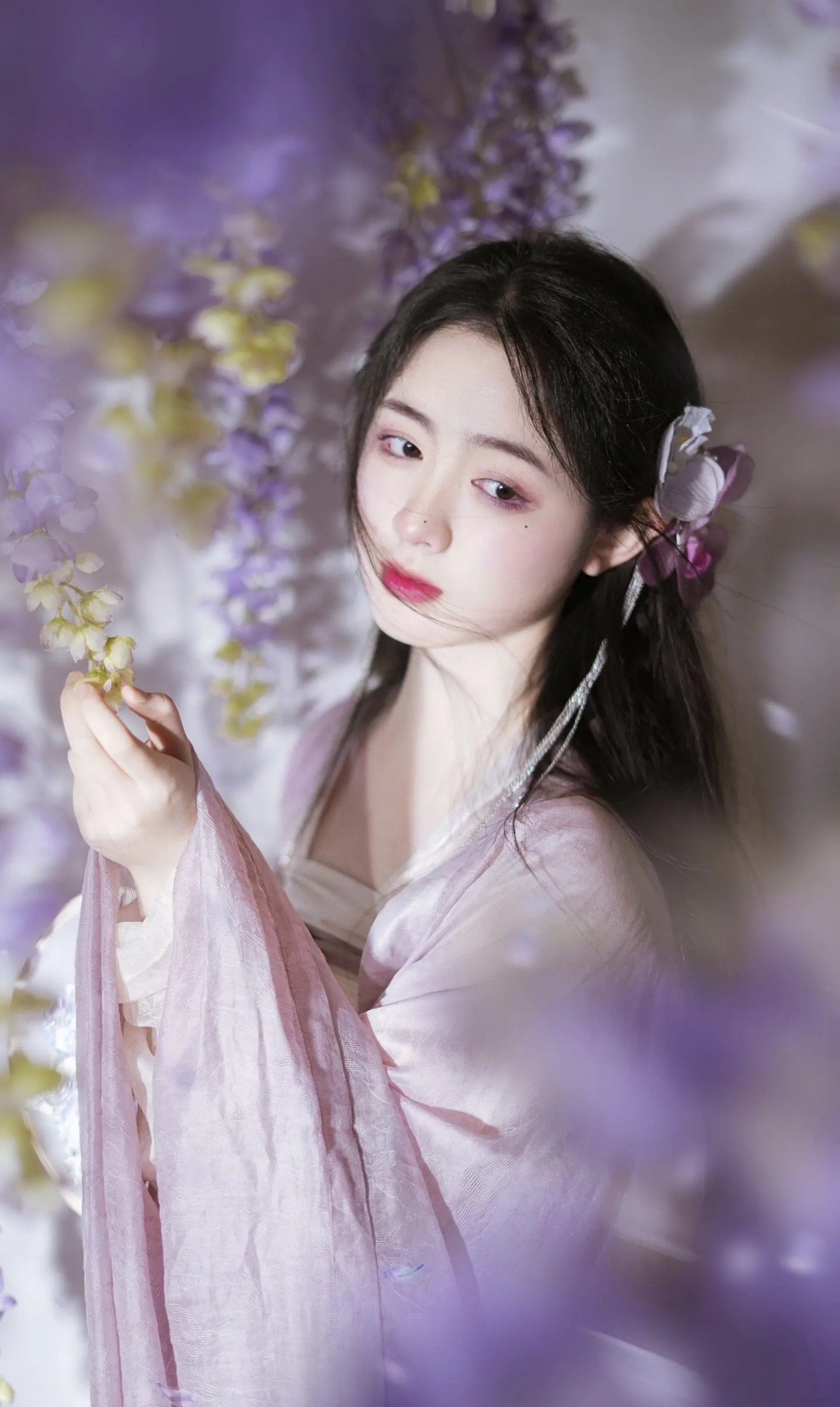 Affordable Chinese Hanfu Costumes:The Charm of Waisted and Over-the-Knee Styles