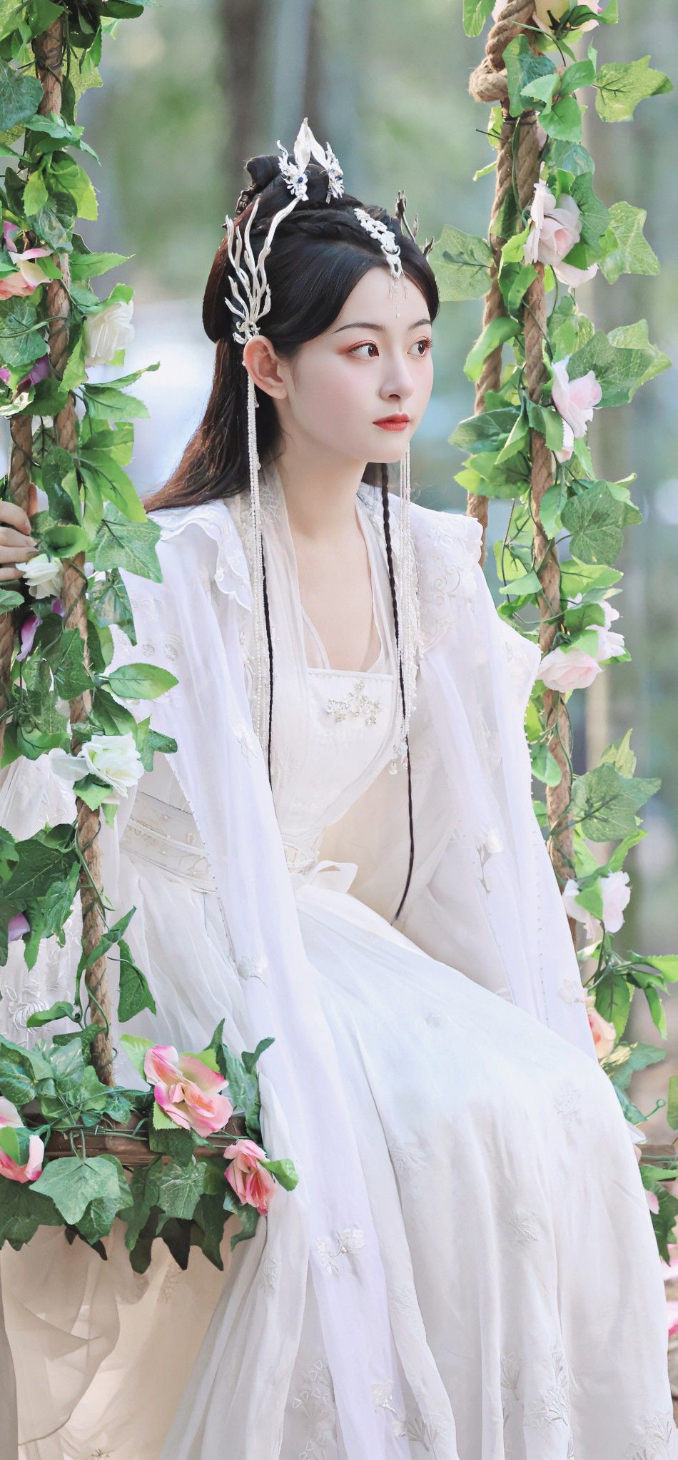 The slit-front cheongsam:A traditional garment with modern appeal The slit-front cheongsam:A traditional garment with modern appeal