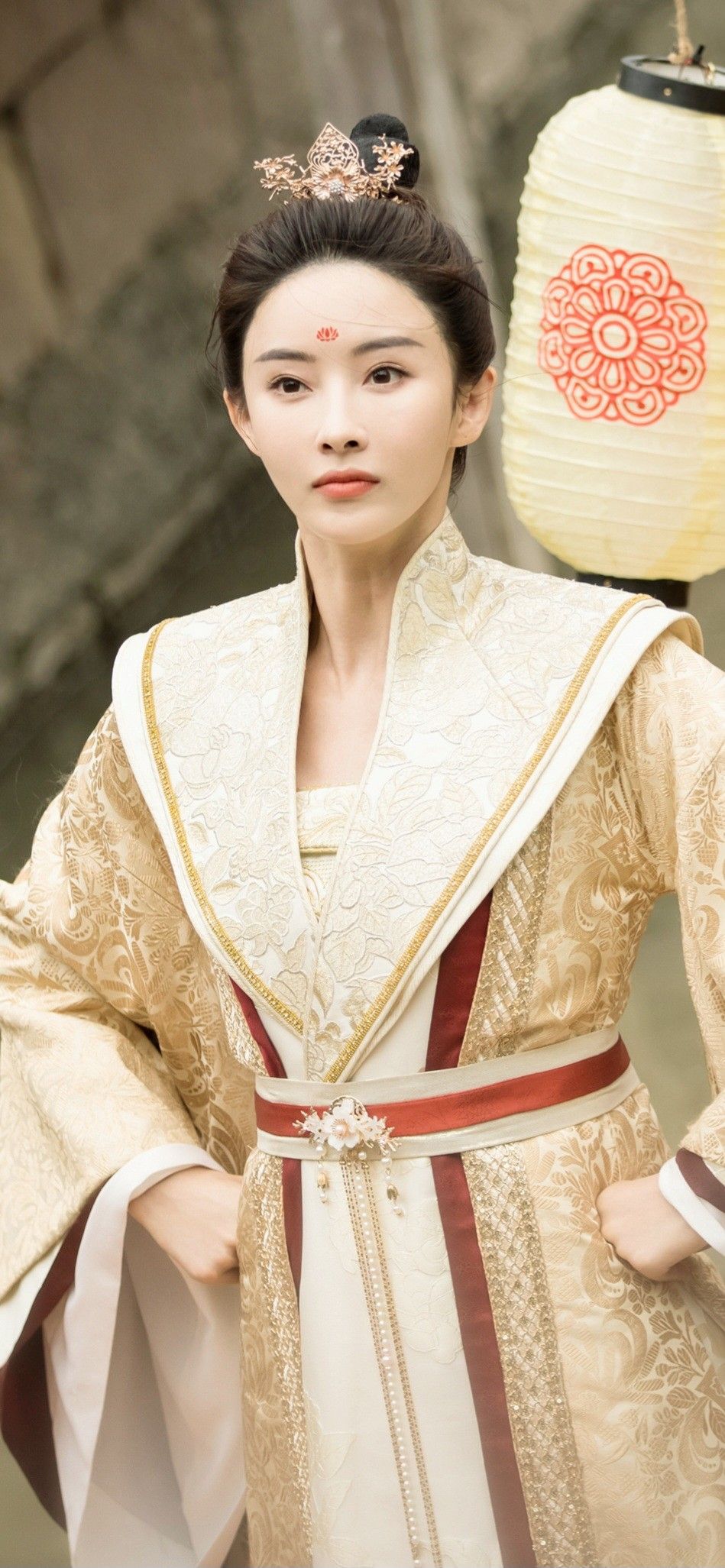 The Elegance of Summer in a White Hanfu Costume