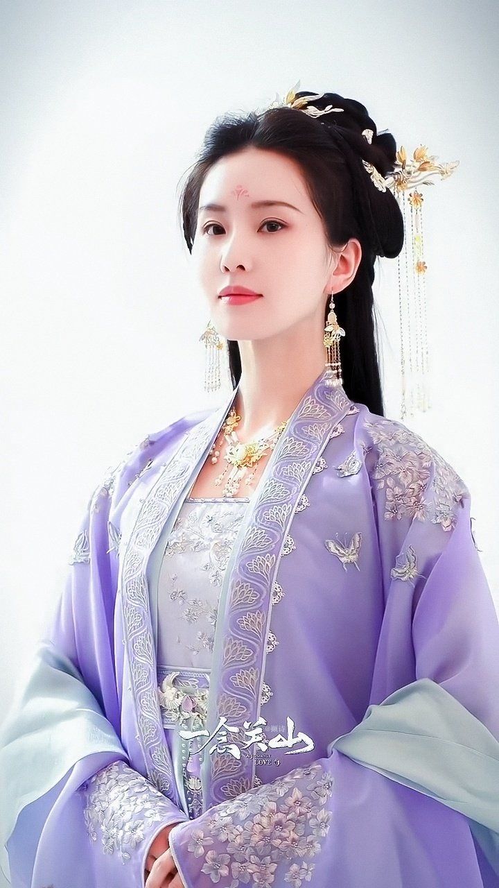 The Art of Qipao Edge Binding:A Traditional Craftsmanship in Detail The Art of Qipao Edge Binding:A Traditional Craftsmanship in Detail