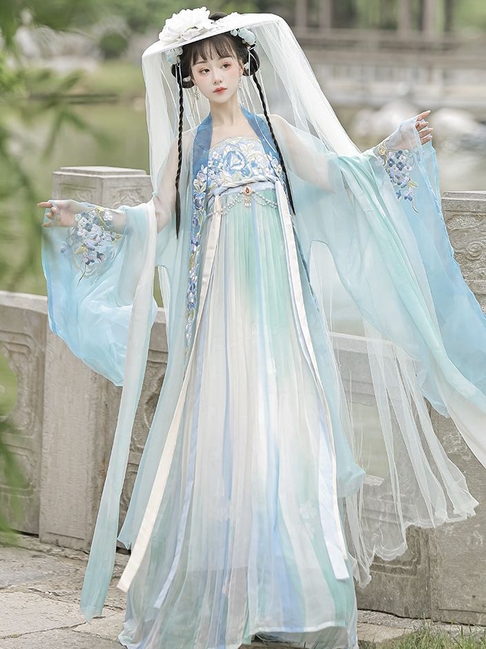 Reinventing Traditional Hanfu Fashion:Modern Adaptations for Daily Wear
