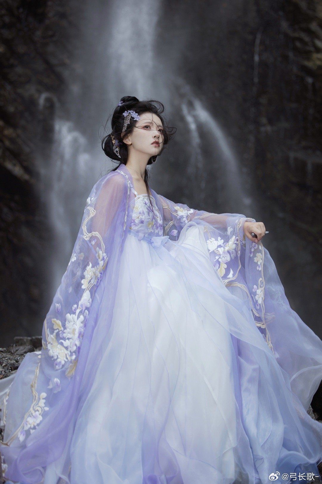 Embracing the Future:The Evolution of Cheongsam with Wave-Dot Innovations