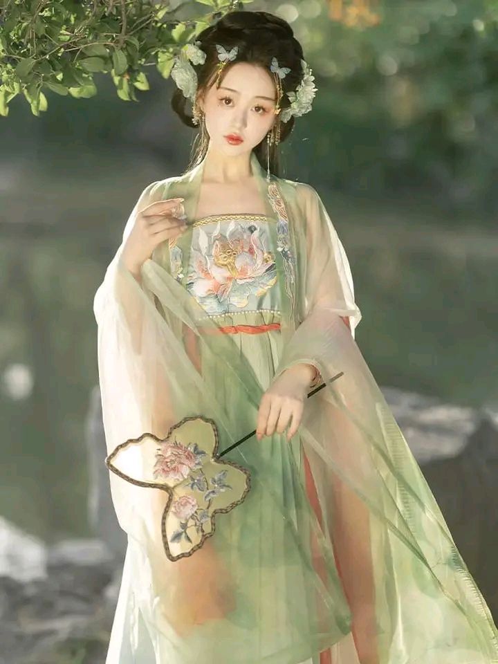 Elegant Versatility of Cheongsam and Bags Pairing