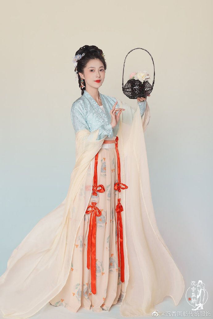 The Splendor of Cheongsam Fashion and the Elegance of Chinese Fans at the Fashion Show The Splendor of Cheongsam Fashion and the Elegance of Chinese Fans at the Fashion Show
