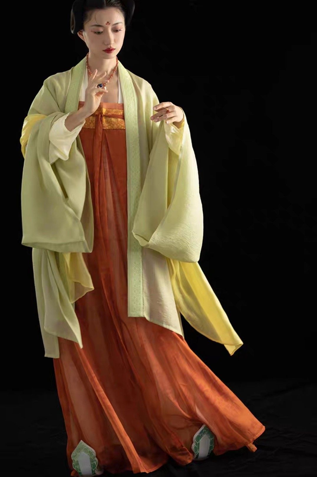 Childrens New Years Eve Performance:The Splendor of Horseface Skirt