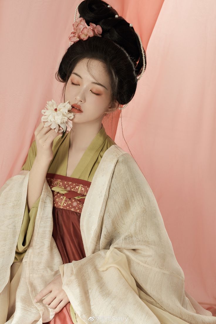Reinventing the Classic:Modern Sleeve-Style Cheongsam