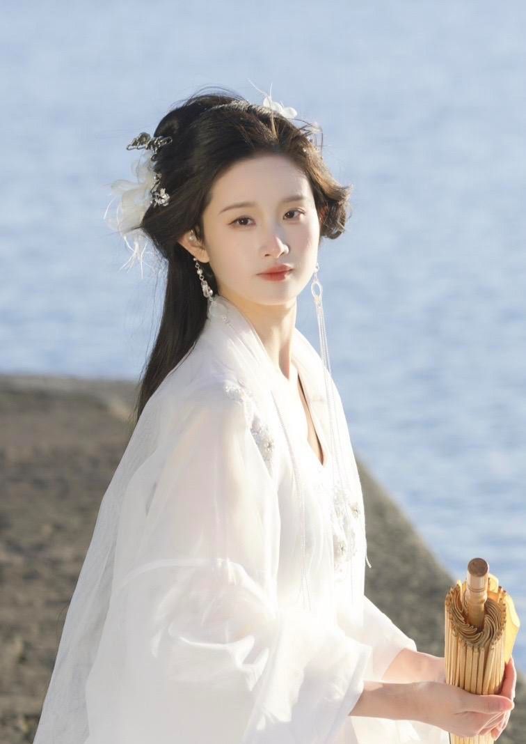 The Perfect Match of Wedding Shoes and Cheongsam:Comfortable and Stylish The Perfect Match of Wedding Shoes and Cheongsam:Comfortable and Stylish